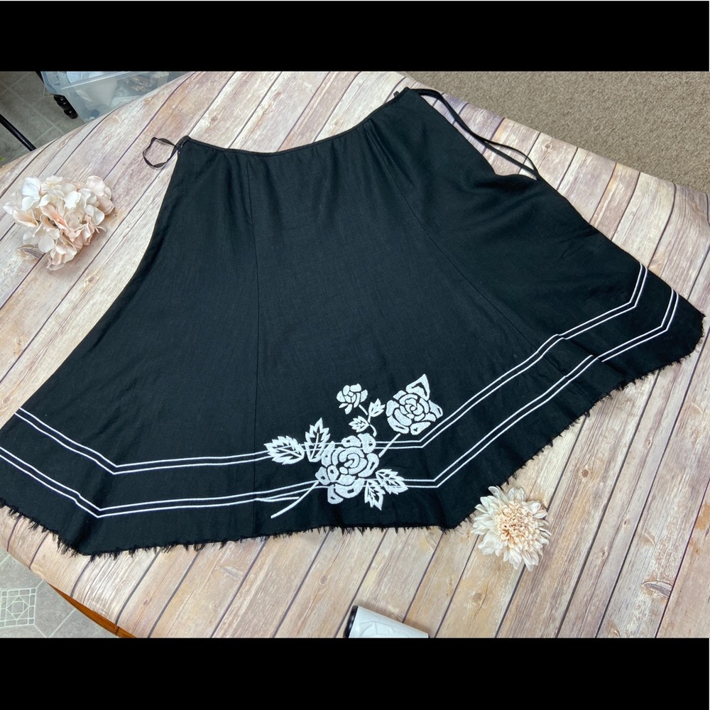 Nine West skirt Black with with flower Details